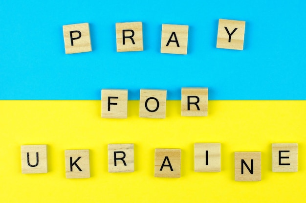 우크라이나 국기의 비문은 우크라이나를 위해 기도합니다