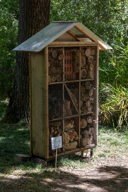 Insecten- en insectenhotelstructuur op een tuin