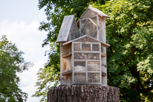 Insectenhotel drie houten hutten voor vlinderbijen en dieren