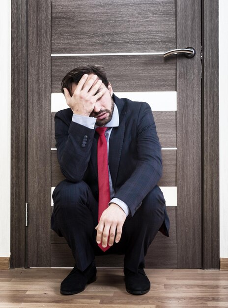 Foto uomo insicuro in attesa di un colloquio di lavoro