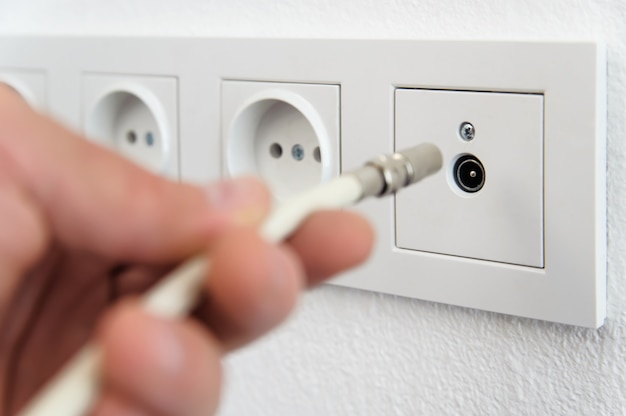 Inserting the antenna cable to the TV outlet