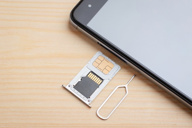 Вставка лотка для SIM-карты и накопителя в мобильный телефон