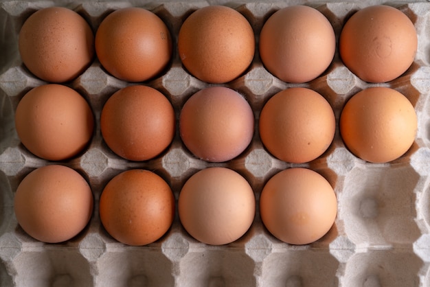 Inshell kippeneieren voor het koken