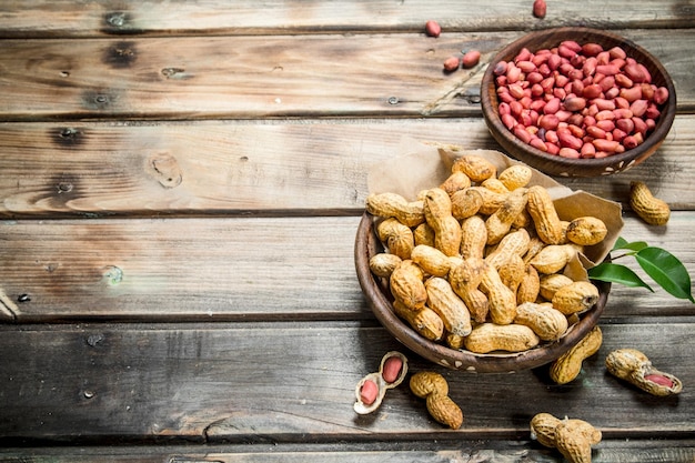 Inshell peanuts and peeled in the bowls