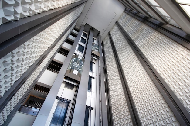 写真 現代のエレベーターシャフトの内部
