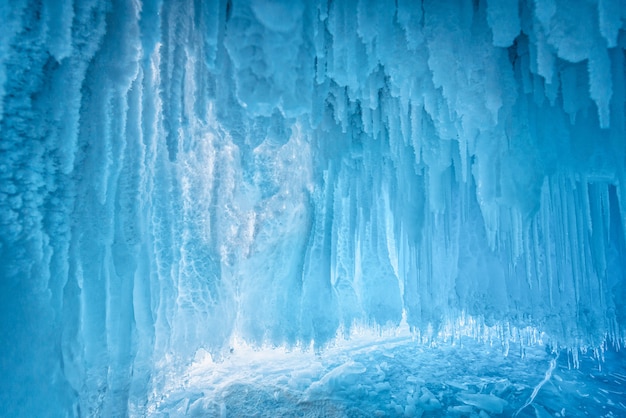 ロシア東部、シベリアのバイカル湖の青い氷の洞窟の中。