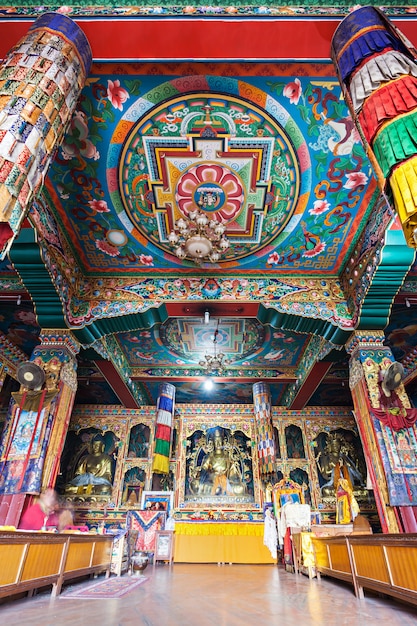 Внутри буддийский храм