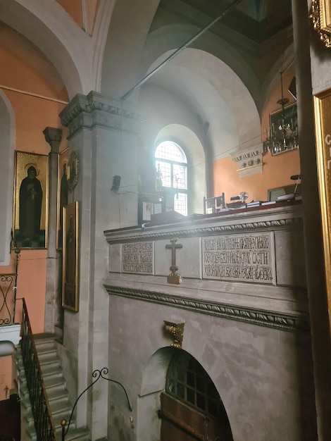 교회 내부는 바닥에 "성 베드로"라는 글자가 있는 커다란 아치형 창문입니다.