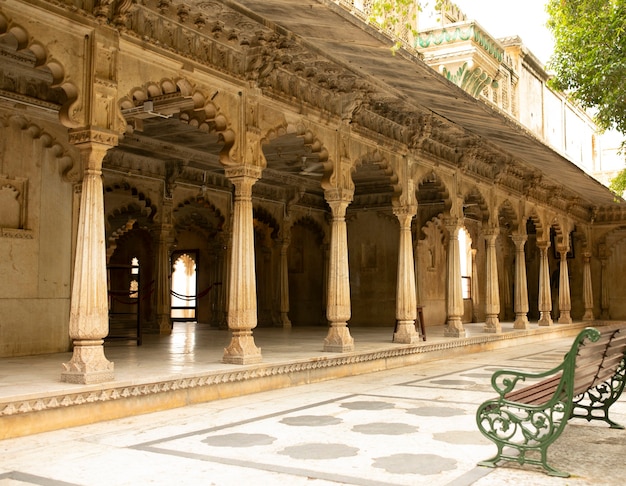 All'interno dei pilastri del palazzo della città a udaipur