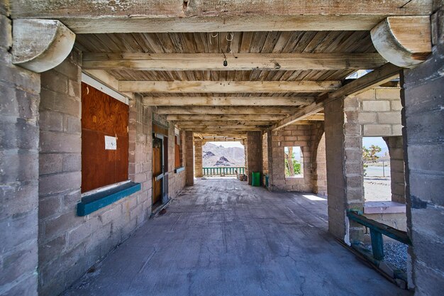 ゴーストタウンの放棄された駅の入り口の内側