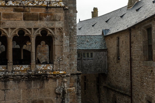 フランス、ノルマンディー地方のマンシュ県にある有名なモンサンミッシェル修道院の内部