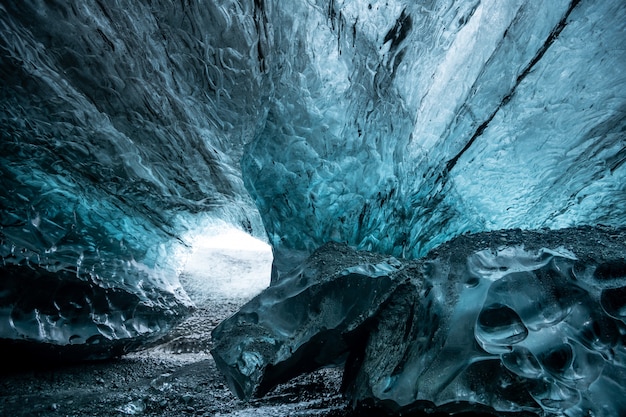 アイスランドの氷河の氷の洞窟の中
