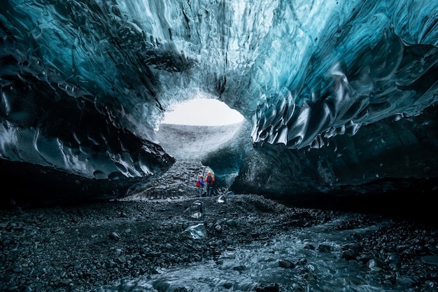 アイスランドの氷河の氷の洞窟の中