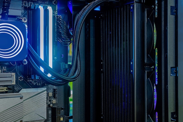 Foto all'interno del computer desktop hyperperformance con radiatore nero e pompa di liquido