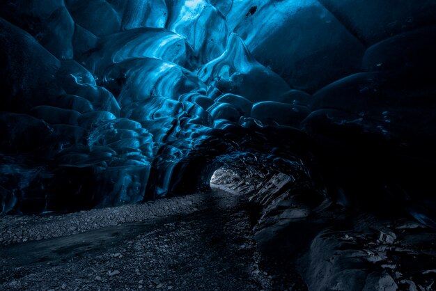 Foto all'interno di una grotta di ghiaccio in islanda