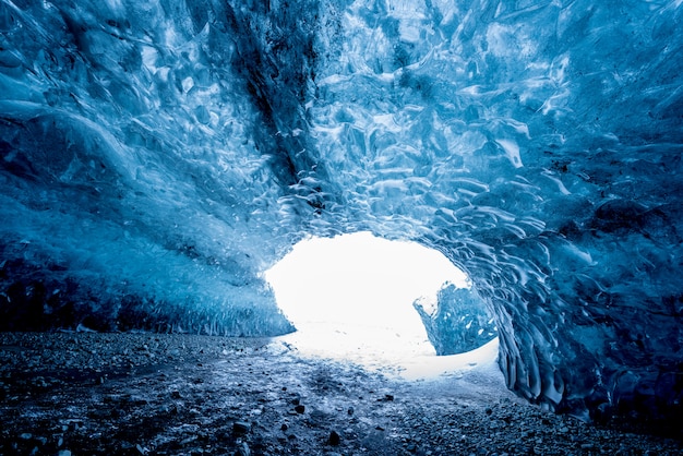 Foto all'interno di una grotta di ghiaccio in islanda