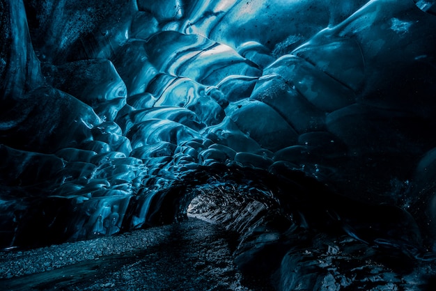 Foto all'interno di una grotta di ghiaccio in islanda