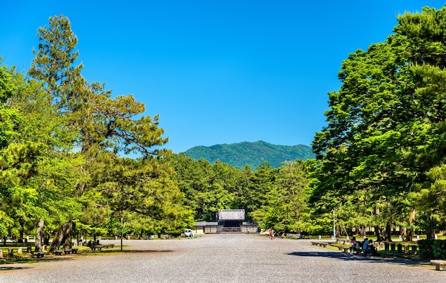 Photo inside kyoto gyoen national garden in japan