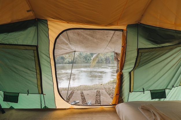 사진 휴가 중인 강변 옆 열대 숲의 캠프장에 있는 크고 편안한 캠핑 텐트 내부