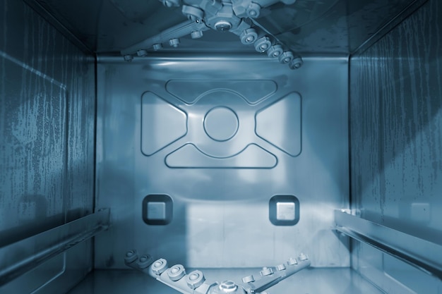 工業用食器洗い機の内部写真