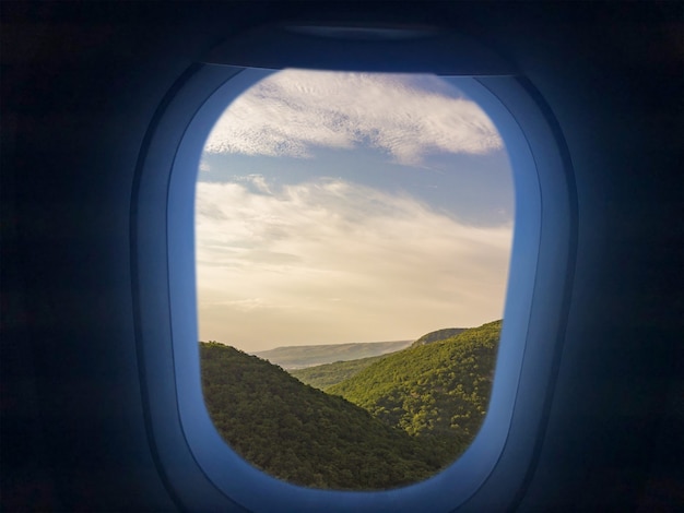 A dentro l'aereo, guardando attraverso un finestrino