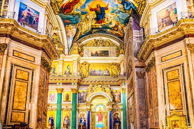 All'interno della cattedrale di sant'isacco, la più grande creazione architettonica di san pietroburgo