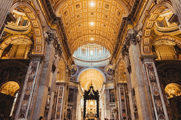 All'interno della basilica di san pietro della città del vaticano.