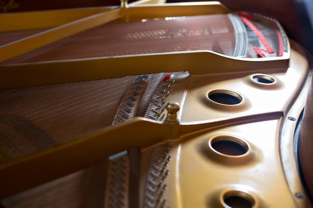 Vista interna di un pianoforte classico