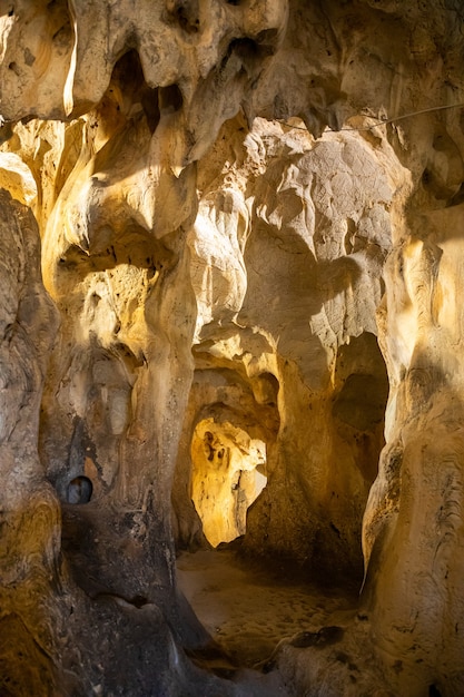 Photo inside view of karain cave in antalya, with natural stalactites and stalagmites around in turkey