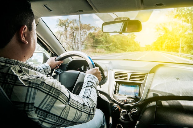 Photo inside view of a man driving a car a person driving with hands on the wheel man's hands on the wheel of the car concept of hands on the wheel of a car