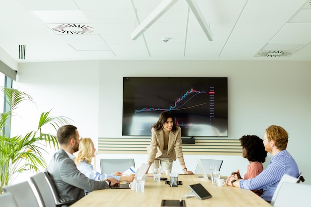 Foto presentazione approfondita di un'analisi di mercato da parte di un professionista in una moderna sala conferenze