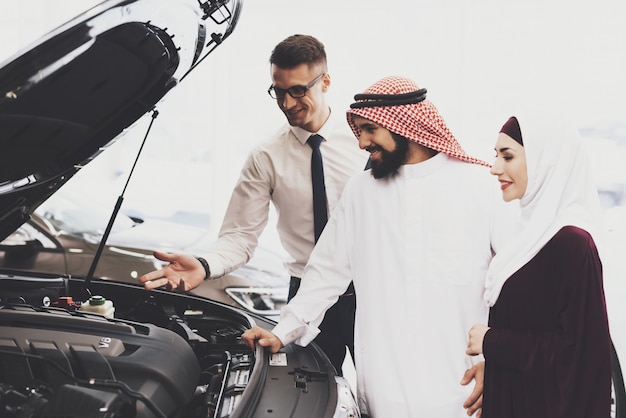 Inspecteren auto onder kap qatari family buys car.