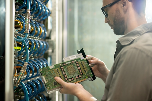 Inspecteren van supercomputer moederbord