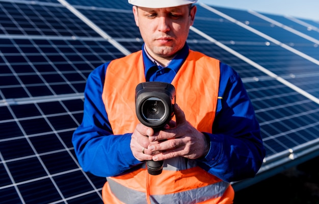 Inspecteuronderzoek van fotovoltaïsche modules met behulp van een warmtebeeldcamera