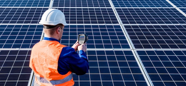 Inspecteuronderzoek van fotovoltaïsche modules met behulp van een warmtebeeldcamera