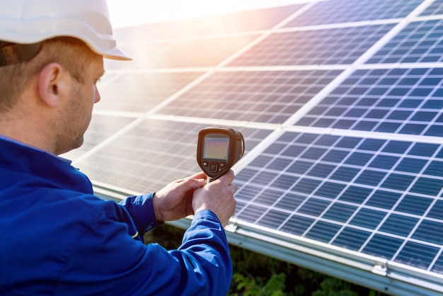 Inspecteuronderzoek van fotovoltaïsche modules met behulp van een warmtebeeldcamera