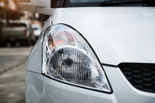 Inspectie van autokoplampen en richtingaanwijzers voor vertrek