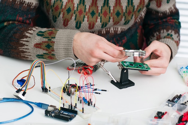 Inspectie van vrije ruimte van nieuwe elektronische componenten.