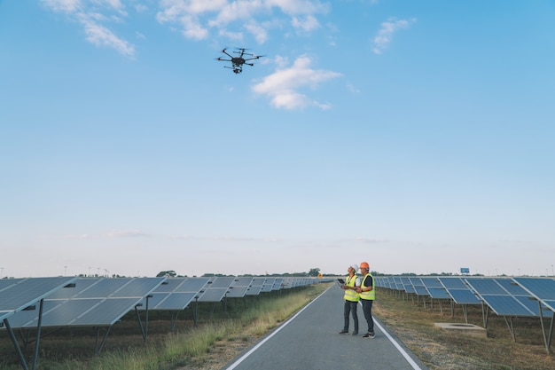 写真 インスペクターエンジニアリングコンセプト;エンジニアが太陽光発電所でソーラーパネルを検査