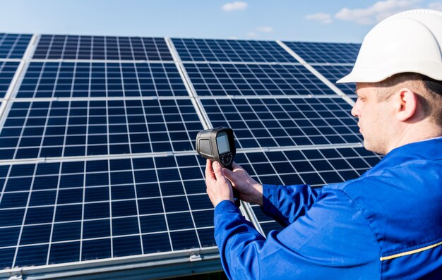 赤外線カメラを使用した太陽光発電モジュールの検査官による検査