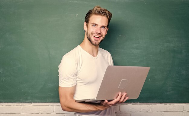 eラーニングクラスの学生男性をブログに書くためのインスピレーション大学の教師はコンピュータテクノロジーを使用して学校に戻るビジネススクール現代の教育オンライン男性は4gインターネットを使用して勉強します