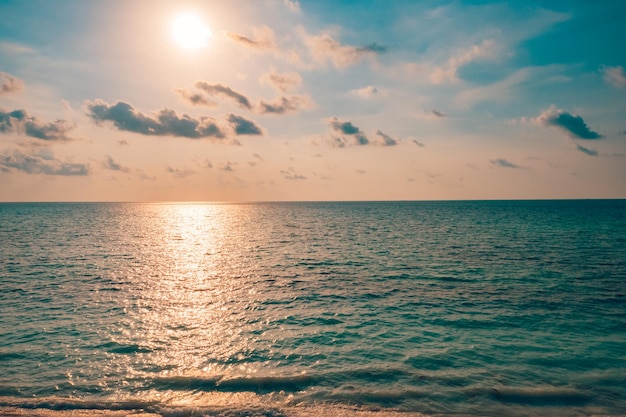 夕焼け空と心に強く訴える穏やかな海。瞑想の海と空の背景。カラフルな地平線リラックス