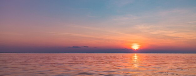 インスピレーション 静かな海と日没の空 瞑想 海と空の背景 カラフルな地平線