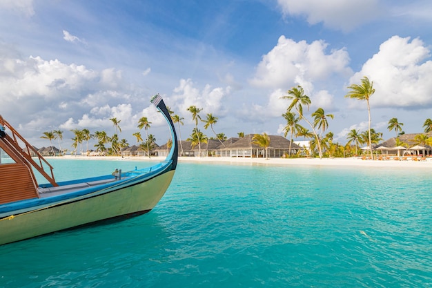 感動的なモルディブのビーチ リゾート。モルディブの伝統的なボート ドーニ パーフェクト ブルー シー ラグーン