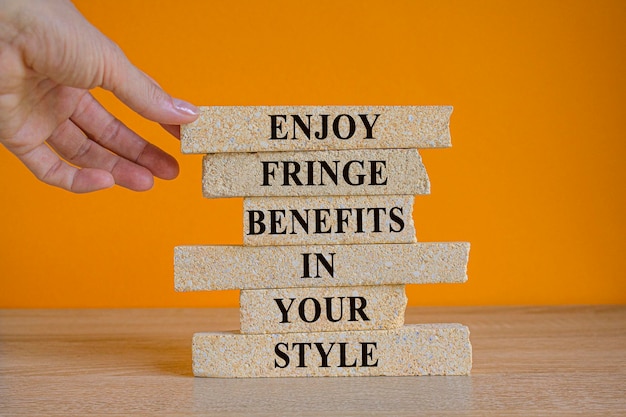 Foto citazione ispiratrice goditi i vantaggi di fringe nel tuo stile su blocchi di mattoni bellissimo sfondo arancione