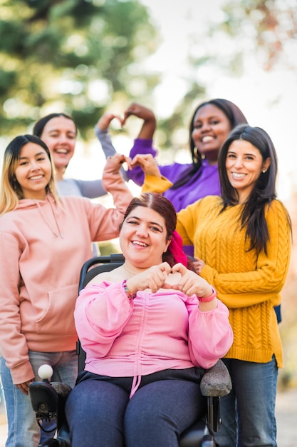 Foto ispirare l'inclusione giornata internazionale della donna gruppo diversificato fare amore con il cuore con le mani disabilità