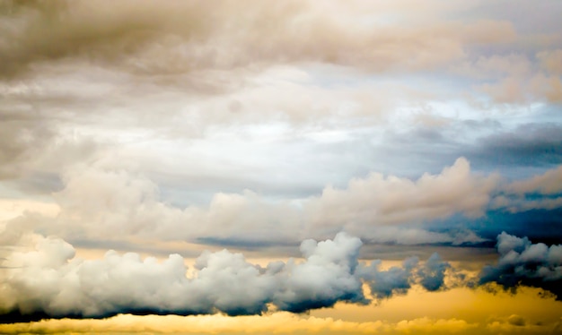 Citazione ispirata della motivazione conquista dall'interno con un bel cielo azzurro come sfondo