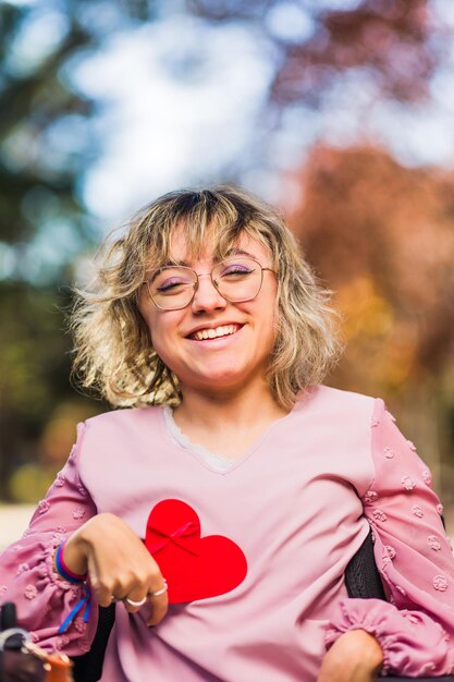 Foto inspireinclusion forma del cuore amore gesto di san valentino giovane donna con disabilità di paralisi cerebrale