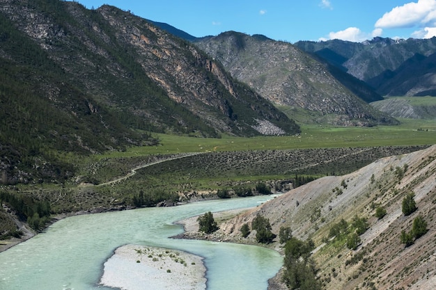 Inspirerend beeld van bergen en rivierlandschap Majestueuze natuur voor reisbestemmingen