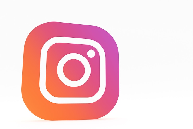 फोटो सफ़ेद बैकग्राउंड पर instagram एप्लीकेशन लोगो का 3d रेंडरिंग